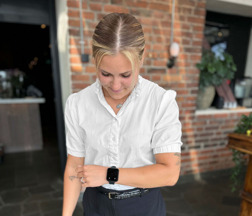 Ett Click Service armband på en servitris arm